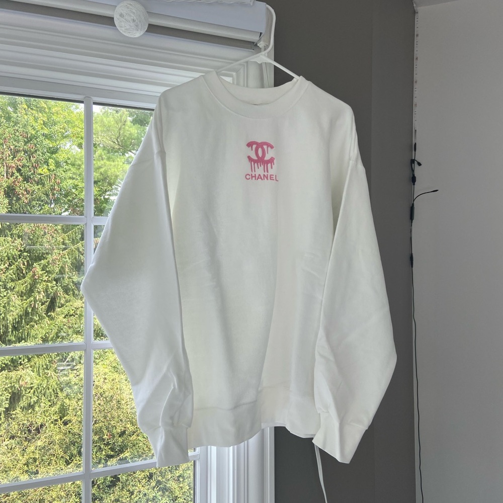 Women’s embroidered crewneck